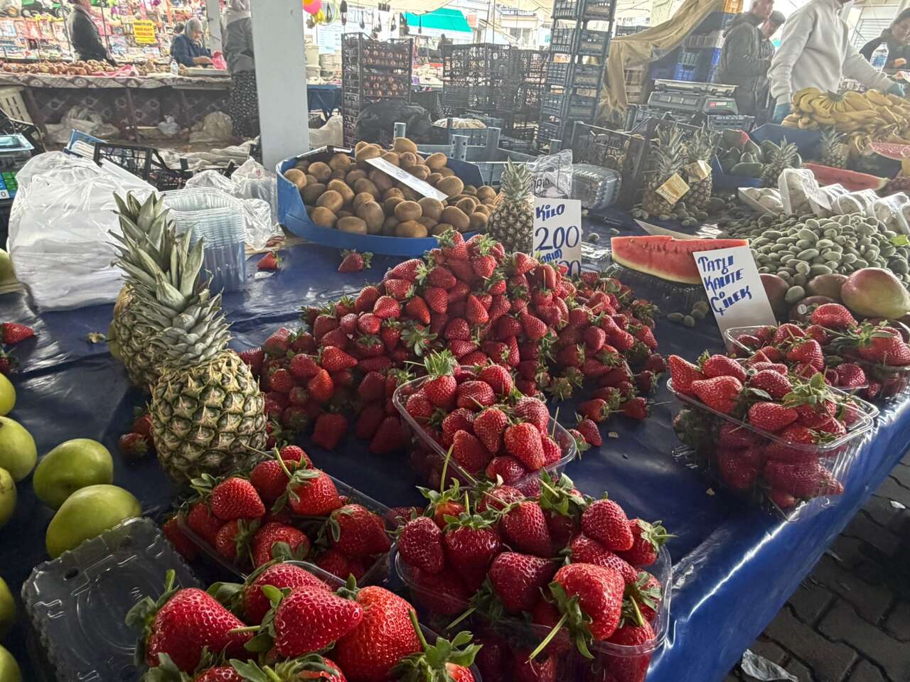 Menteşe Perşembe Pazarında Fiyatlar Cep Yakıyor: Sarımsak 350 TL ile Zirvede 8